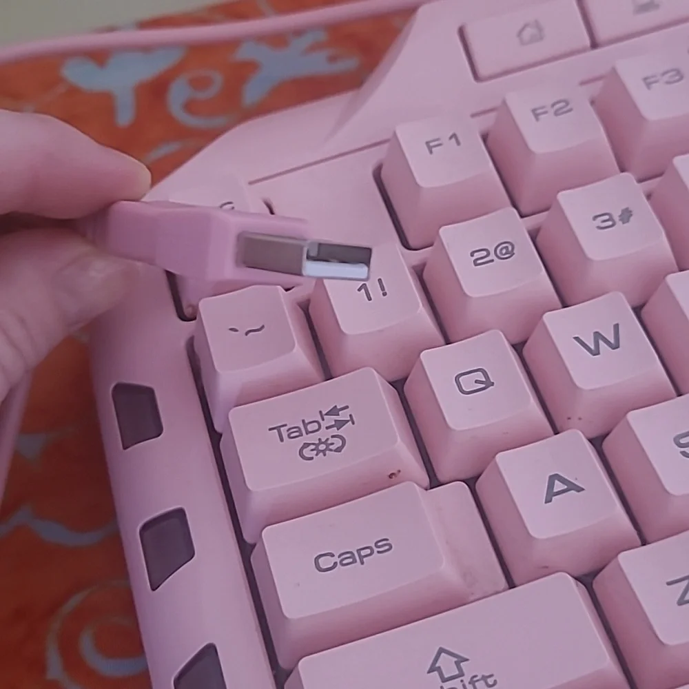 Pink Gaming Keyboard - Picture 4 of 7